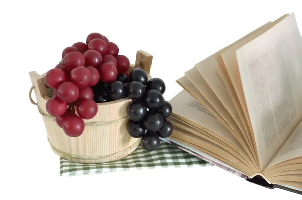 Balde de madeira e uva com livro — Fotografia de Stock