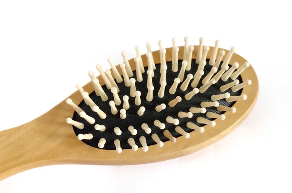 Escova de cabelo de madeira no fundo branco — Fotografia de Stock