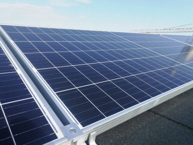 Ekolojik güç üretimi için koyu mavi güneş pili paneli. Yenilenebilir enerji kavramı