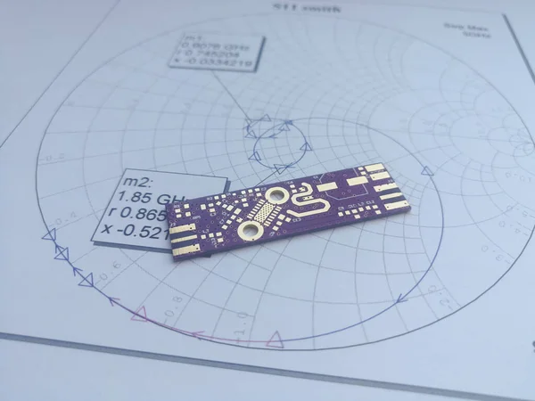 Radyo Frekansı Mikrodalga Baskılı Devre Kartı Empedans Eşleşmeli Smith Grafiği — Stok fotoğraf