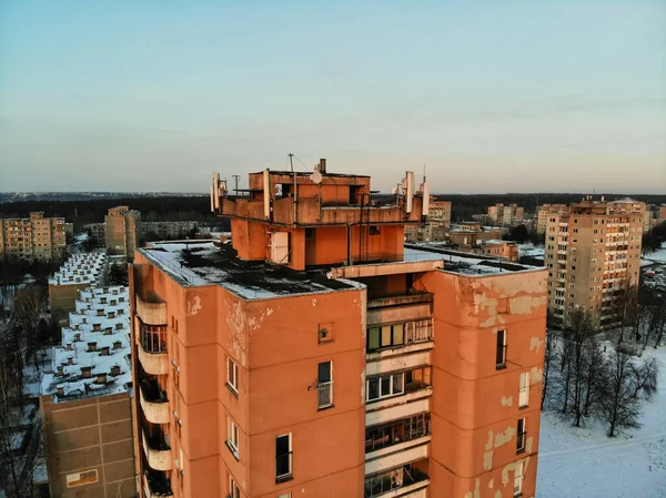 Luftaufnahme Von Gsm Und Telekommunikationsantennen Auf Dem Dach Des Städtischen — Stockfoto