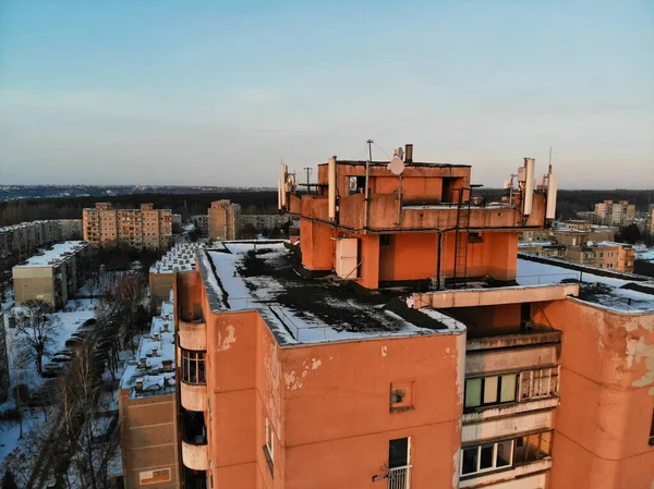 Vista Aérea Gsm Antenas Telecomunicaciones Techo Del Edificio Urbano Varios — Foto de Stock