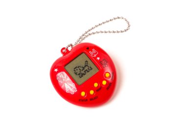 Beyaz arka planda 90 'lardan kalma sanal hayvan bakımı oyunu tamagotchi.