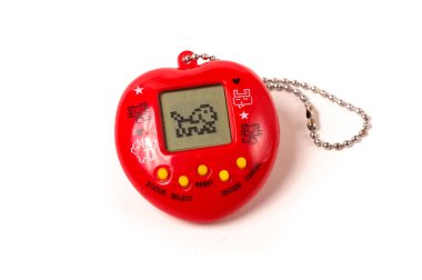 Beyaz arka planda 90 'lardan kalma sanal hayvan bakımı oyunu tamagotchi.