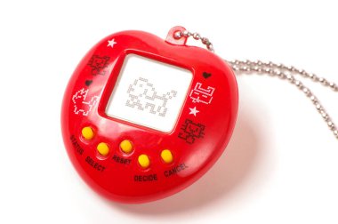 Beyaz arka planda 90 'lardan kalma sanal hayvan bakımı oyunu tamagotchi.