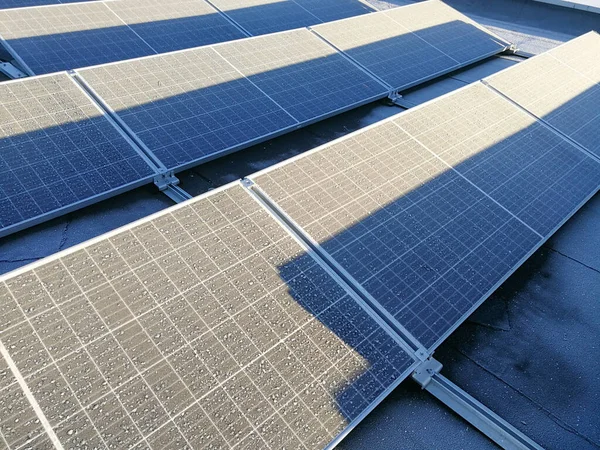 Παγωμένος Ηλιακός Πίνακας Μπαταριών Για Οικολογική Παραγωγή Ενέργειας Κατά Χειμερινή Φωτογραφία Αρχείου