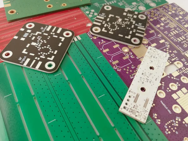Diversos Circuitos Impresos Electrónicos Multicolor Para Proyectos Radiofrecuencia — Foto de Stock