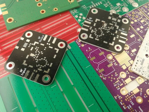 無線周波数プロジェクトのための様々な多色電子印刷回路基板 ロイヤリティフリーのストック写真