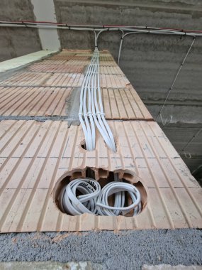 İnşaat halindeki evde AC elektrik tesisatı için elektrik kabloları