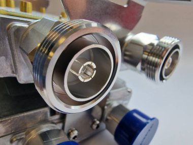 Yüksek güç radyo frekansı RF ve mikrodalga uygulamaları için DIN 7 / 16 düşük pasif modülasyonlar (PIM) eşeksen konnektörü