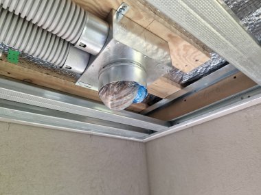 İnşaat tavanı altındaki yeni ev için alçıpan iskeleti monte edildi