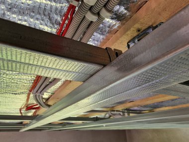 İnşaat tavanı altındaki yeni ev için alçıpan iskeleti monte edildi