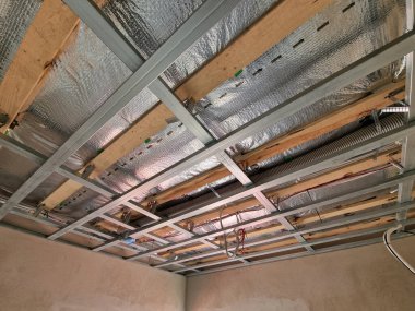 İnşaat tavanı altındaki yeni ev için alçıpan iskeleti monte edildi