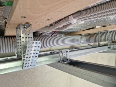 İnşaat tavanı altındaki yeni ev için alçıpan iskeleti monte edildi