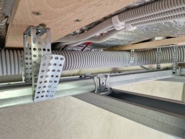 İnşaat tavanı altındaki yeni ev için alçıpan iskeleti monte edildi