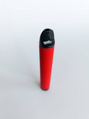 Elektronik sigara, modern sigara içenler için e-sigara ve beyaz arka planda izole edilmiş buharlaşma.