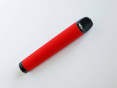Elektronik sigara, modern sigara içenler için e-sigara ve beyaz arka planda izole edilmiş buharlaşma.