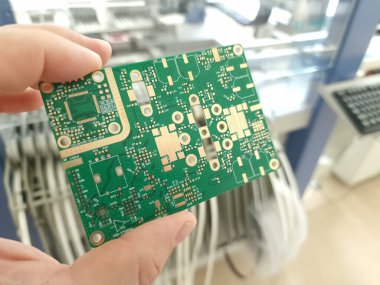 Radyo Frekansı RF Yazdırılmış PCB küçük elektronik fabrikasında seçim ve yerleştirme makinesinde monte ediliyor