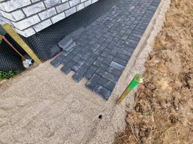 Bireysel evde yapım aşamasında olan koyu beton kaldırım