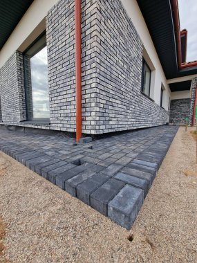 Bireysel evde yapım aşamasında olan koyu beton kaldırım