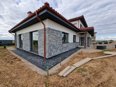 Bireysel evde yapım aşamasında olan koyu beton kaldırım