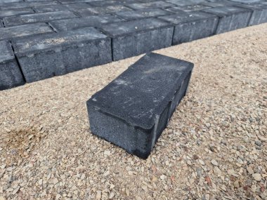 Bireysel evde yapım aşamasında olan koyu beton kaldırım