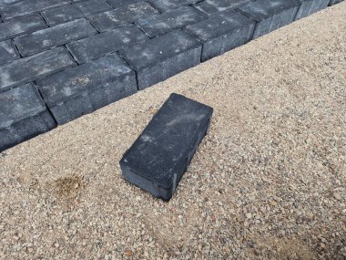 Bireysel evde yapım aşamasında olan koyu beton kaldırım