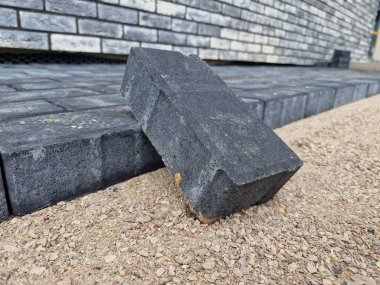 Bireysel evde yapım aşamasında olan koyu beton kaldırım