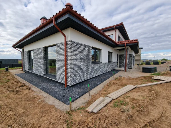 Bireysel evde yapım aşamasında olan koyu beton kaldırım