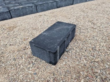 Bireysel evde yapım aşamasında olan koyu beton kaldırım