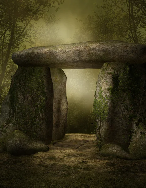 Santuario de piedra en un bosque — Foto de Stock