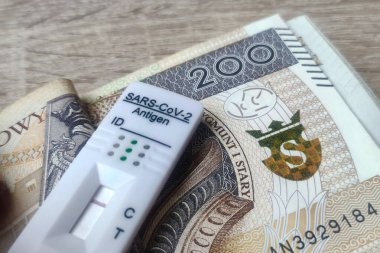Coronavirus hızlı antijen testi ve PLN banknotları. Corona virüsü SARS-Cov-2 hızlı negatif test. birkaç euro banknotunun kasetini test et.