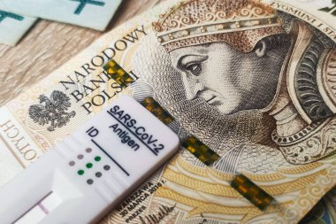 Coronavirus hızlı antijen testi ve PLN banknotları. Corona virüsü SARS-Cov-2 hızlı negatif test. birkaç euro banknotunun kasetini test et.
