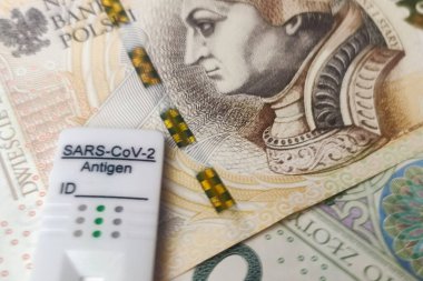 Coronavirus hızlı antijen testi ve PLN banknotları. Corona virüsü SARS-Cov-2 hızlı negatif test. birkaç euro banknotunun kasetini test et.
