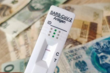 Coronavirus hızlı antijen testi ve PLN banknotları. Corona virüsü SARS-Cov-2 hızlı negatif test. birkaç euro banknotunun kasetini test et.