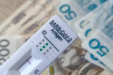 Coronavirus hızlı antijen testi ve PLN banknotları. Corona virüsü SARS-Cov-2 hızlı negatif test. birkaç euro banknotunun kasetini test et.