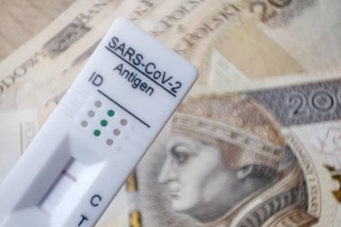 Coronavirus hızlı antijen testi ve PLN banknotları. Corona virüsü SARS-Cov-2 hızlı negatif test. birkaç euro banknotunun kasetini test et.