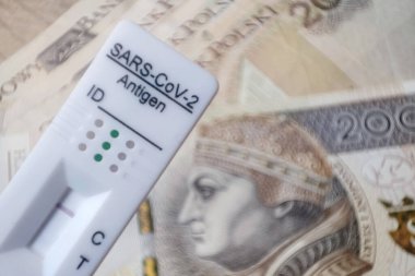 Coronavirus hızlı antijen testi ve PLN banknotları. Corona virüsü SARS-Cov-2 hızlı negatif test. birkaç euro banknotunun kasetini test et.