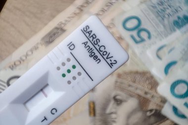 Coronavirus hızlı antijen testi ve PLN banknotları. Corona virüsü SARS-Cov-2 hızlı negatif test. birkaç euro banknotunun kasetini test et.