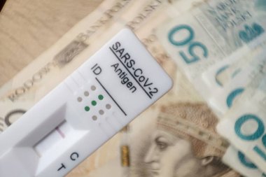 Coronavirus hızlı antijen testi ve PLN banknotları. Corona virüsü SARS-Cov-2 hızlı negatif test. birkaç euro banknotunun kasetini test et.