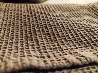 Makro kahverengi kumaş, desenli efekt. Yakın çekim malzemesi. Kahverengi renkler. Tekstil ayrıntıları