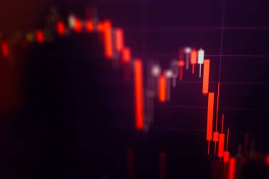 Kriz konsepti olarak ekranda kırmızı çizelge var. Konoravirüs salgınından sonra iflas dedikodusu. Kötü finans çökme grafiği