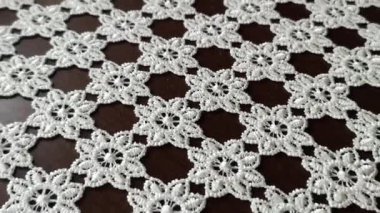 İple örülmüş dantel masa örtüsü, el sanatları. Bir restoranda masa örtüsü. Masayı taşıman gerek.