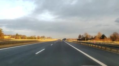 Güneşli bir yaz gününde otoyolda araba sürüyor. Polonya otoyolu