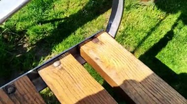 Ahşap bahçe yeşil çimlerin üzerinde salıncak