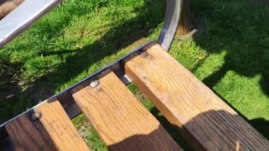 Ahşap bahçe yeşil çimlerin üzerinde salıncak