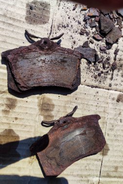 Eskimiş fren pedleri. Araba freni tamiri. Fren yastıkları ve disklerin değiştirilmesi