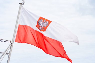 Şehirde Polonya bayrağı. Vatanseverlik kavramı. Rüzgarda bayrak. Varşova konseptinde gösteri