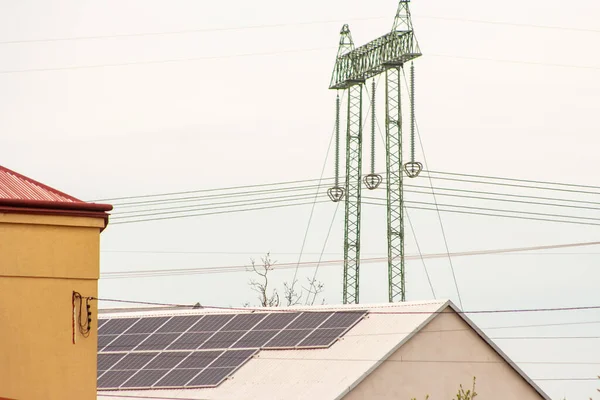Солнечные Панели Крыше Здания Концепция Экономии Счет Использования Возобновляемых Источников — стоковое фото
