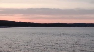 Deniz batımı arka planı. Deniz üzerindeki doğal bulut. Ufuk manzaralı. Rahatlama